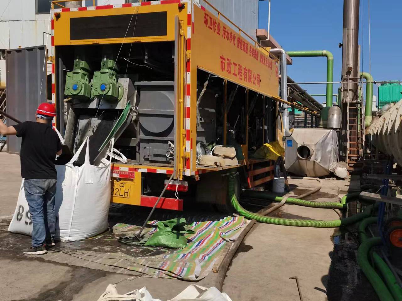 莲花淤泥压干处理