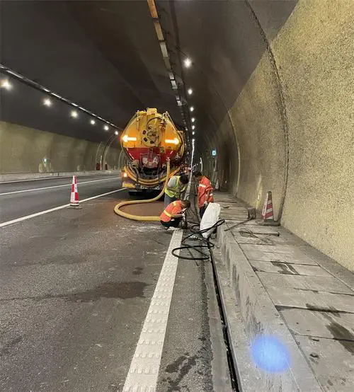 莲花隧道排水渠清淤